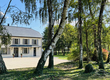 Domaine de la verrerie de St Gond au milieu de la végétation