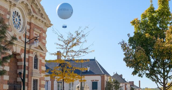 Avenue de Champagne à Épernay avec son ballon captif