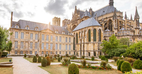 La cathédrale de Reims avec son jardin
